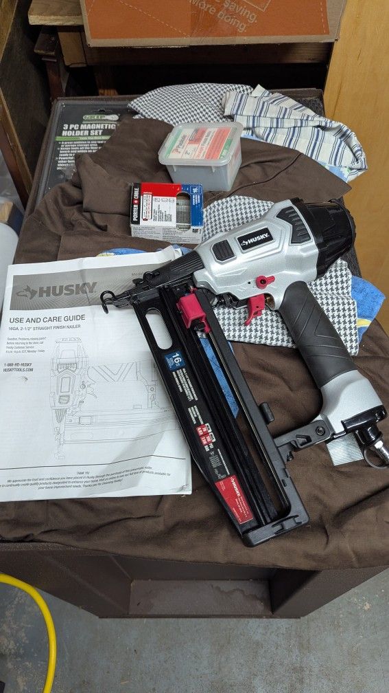 Husky 16GA 2-1/2" Straight Finish Nailer