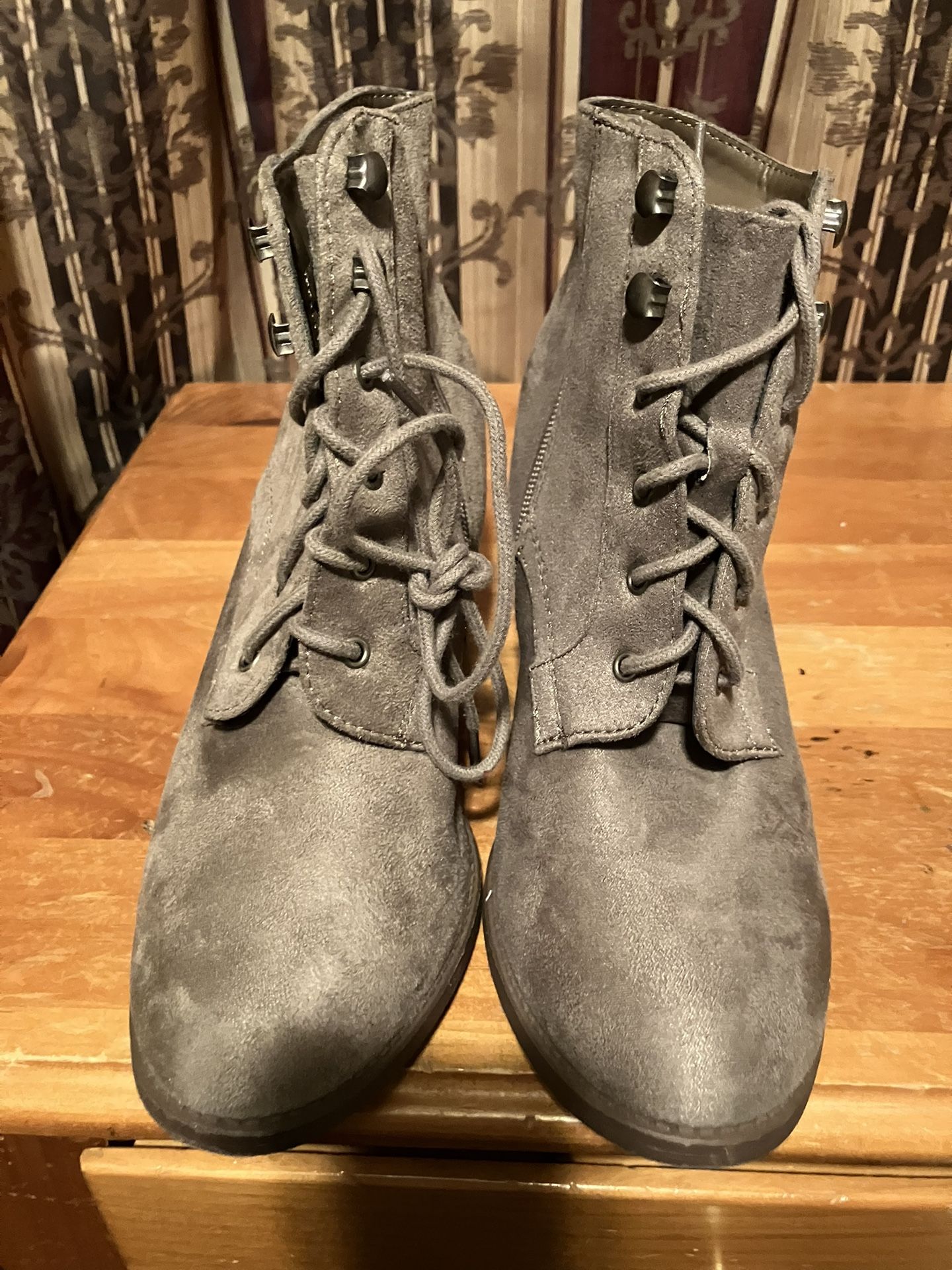 Grey/beige boots (7.5)