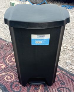 NEW 13 Gallon Trash Can With Lid 