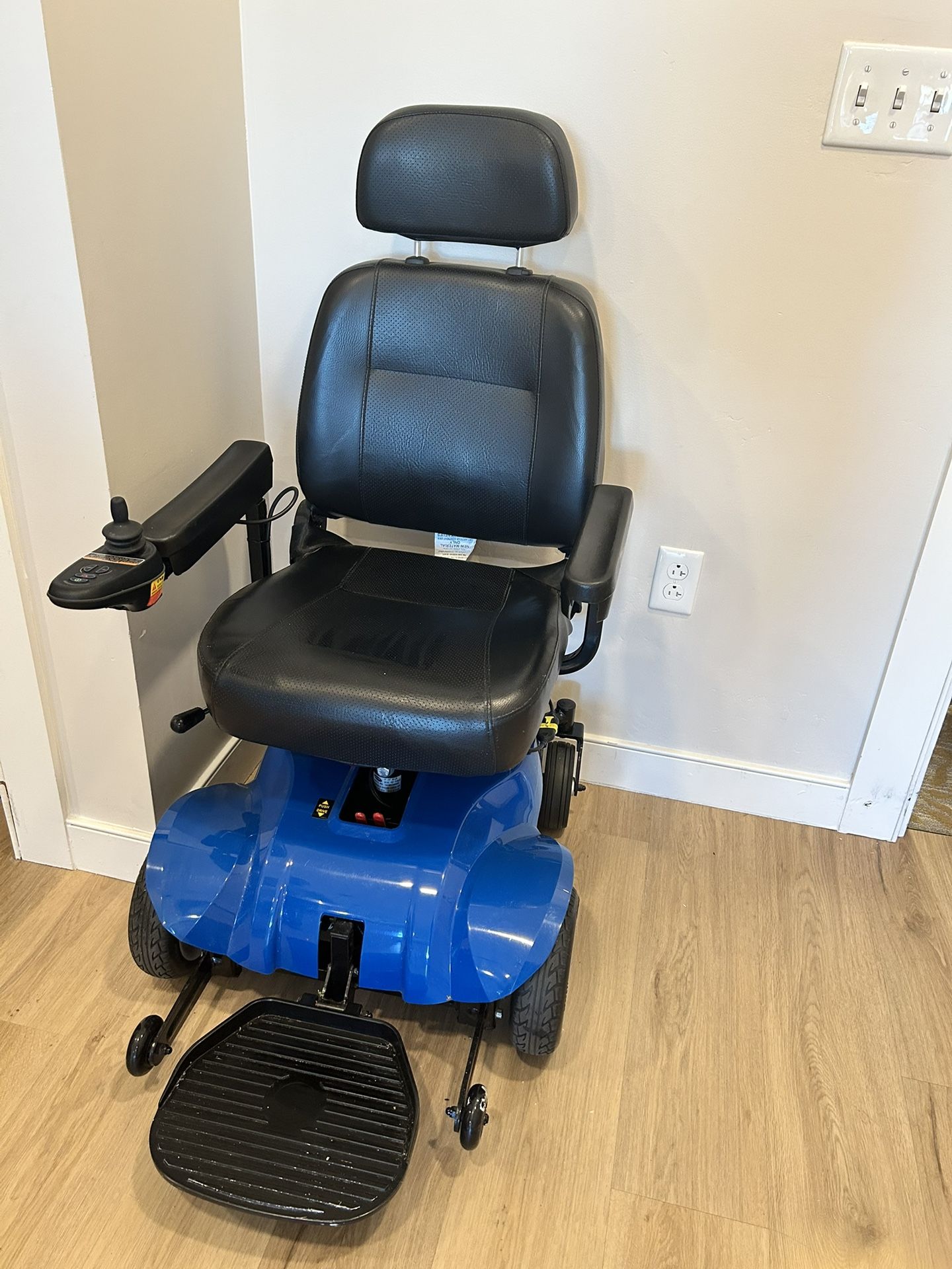 Invacare Pronto 31 Mobility Chair - Excellent Condition