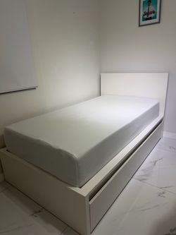 twin bed with drawers and mattress/cama twin con gavetas y colchon
