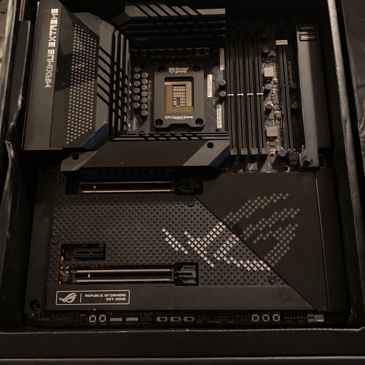 Asus ROG Z690 Maximus Extreme EATX  Motherboard ONLY NO CPU
