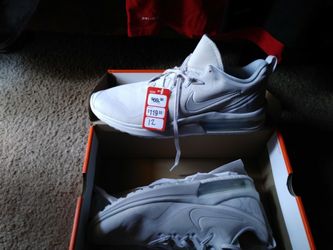 Nike men's tennis shoes.new.