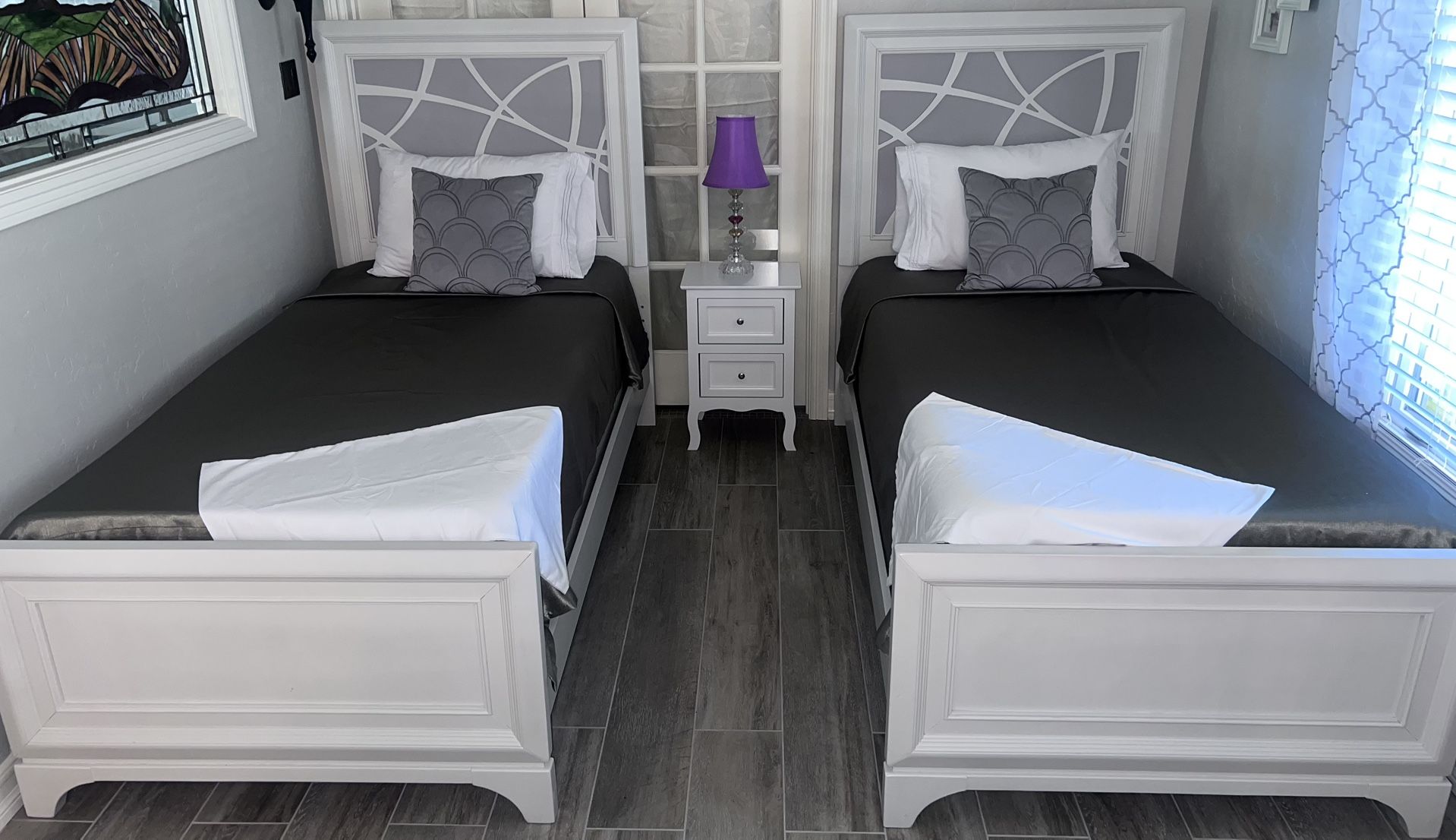 Twin Bed Set. Matching Box Springs And Mattresses. Everything in excellent condition. Solid wood frames. Hablo Español Y Hago Entrego