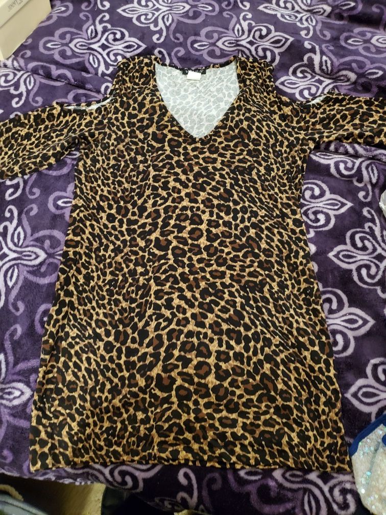New leopard cold shoulder long tunic top, would be adorable with leggings and boots this fall!
