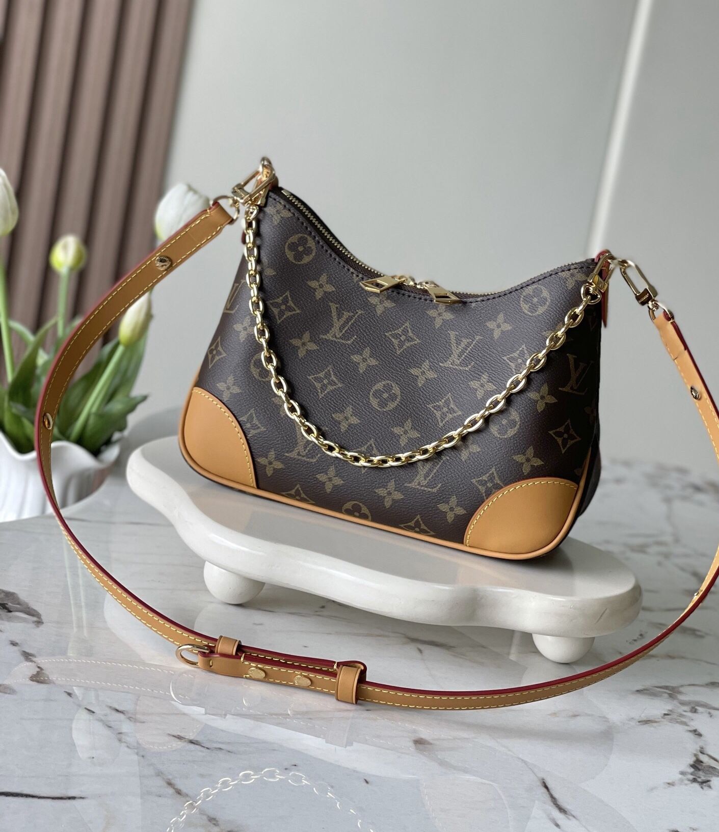 Amazing debut! LV Monogram armpit bag, cowhide trim and gold chain embellishment, fashionable and versatile, super eye-catching!(off45)
