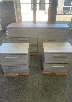 Dresser and 2 nightstands - Cómoda y 2 mesitas de noche