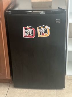 RCA RFR321-B-Black-COM RFR321 Single Mini Refrigerator-Freezer Compartment-Adjustable Thermostat Control-Reversible Doors-Ideal for Dorm, Office, RV, 