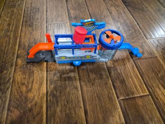 Used. good condition. Hot wheels Mega Car Wash https://offerup.com/redirect/?o=cGxheXNldC5Obw== box, no car. Price if firm