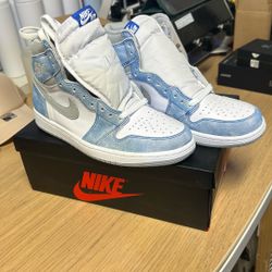 Air Jordan 1 Retro High OG Hyper Royal Size 9