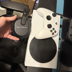 Xbox Series S With Turtle Beach Headset And Expansion Card