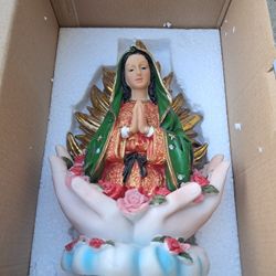 Estatua De La Virgen De Guadalupe 