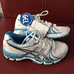 Tennis Shoes Oasis Size 9 Women for Sale in Perris CA OfferUp