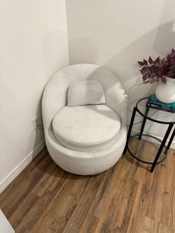 White Round boucle Accent Chair with Pillow