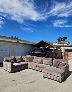 Large U-Shape Sectional Sofa 💥 Free Delivery 💥