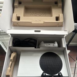 Microsoft XBOX Series S 512GB - VERY GENTLY USED 