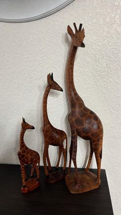 3 wood giraffes