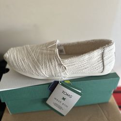 *BRAND NEW* Toms