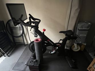 2023 Peloton Bike 3rd Gen – Like New, Includes Shoes &amp; Mat - Brooklyn, NY