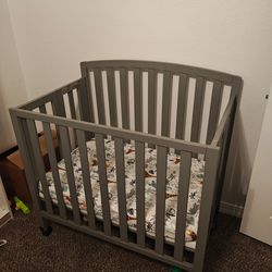 Mini crib+ mattress