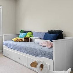 Ikea Hemnes DayBed w Trundle