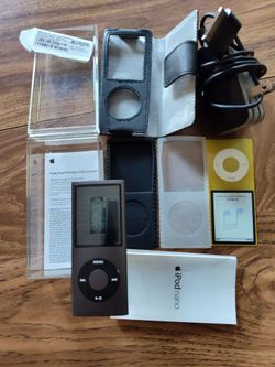 Apple iPod nano 4th generation with accessories