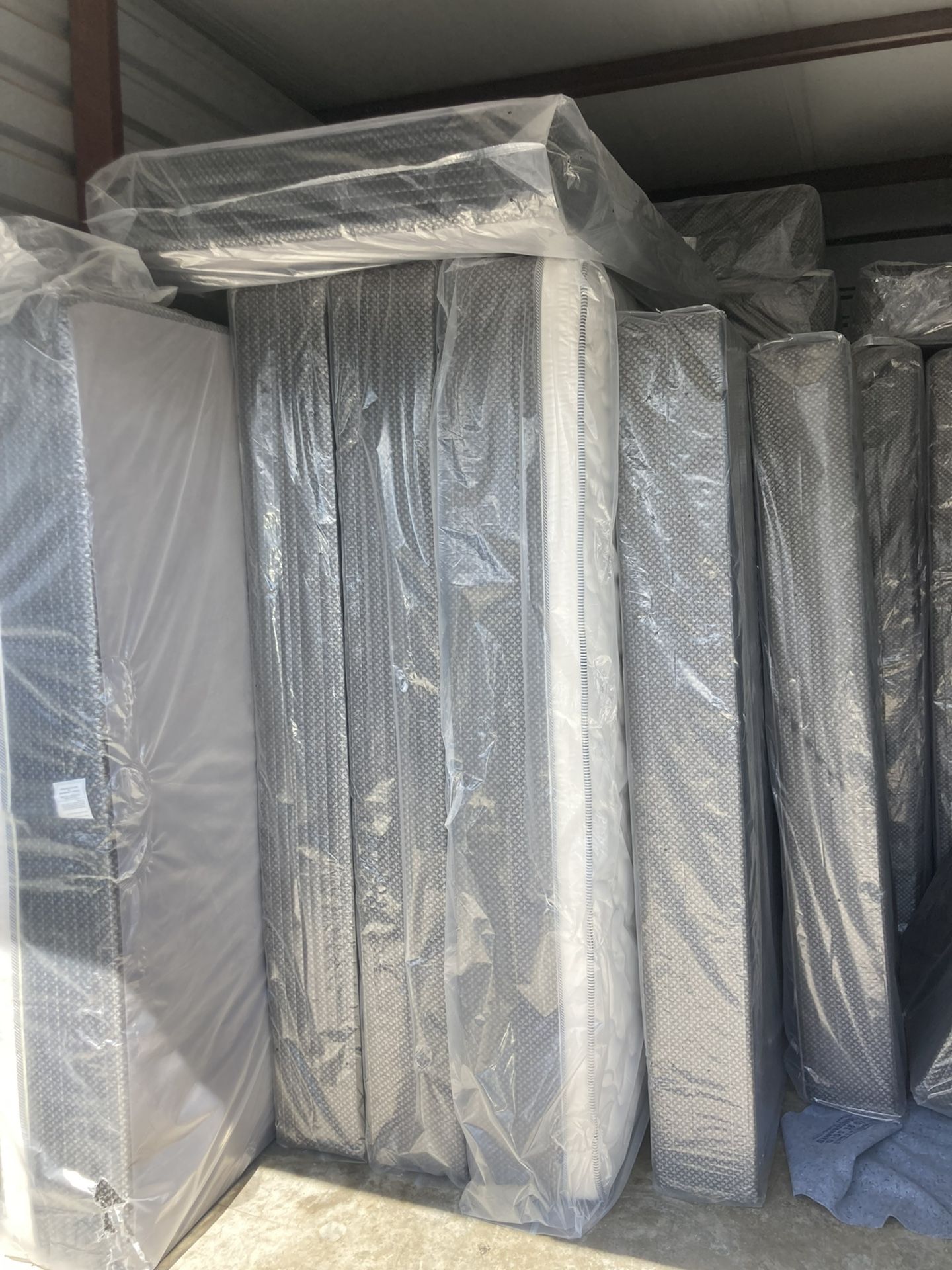 🙌🏼🙌🏼70 % OFF PLUSH TOP MATTRESS STARTING AT $150 WITH FREE BOX SPRING!!!!BEST PRICE IN TOWN WHOLESALE PRICE 🙌🏼🙌🏼