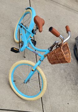 Retro Style Girls Bike with Basket for 6-13 Years Old Kids 20 Inch with Kickstand Vintage Bicycle for Gifts No Installation Required.