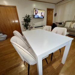 dining table with 4 velvet chairs