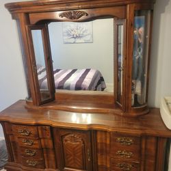 4pc. Bedroom Dresser Set.