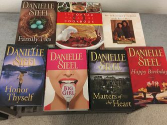 LOT OF DANIELLE STEEL BOOKS