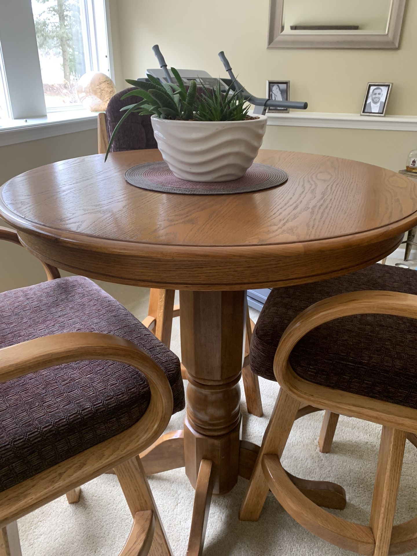 High Top Nook Table With Chairs $200