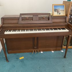 Antique Piano 🎹/ Piano Antiguo 