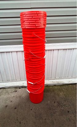 5 gallon buckets with lids