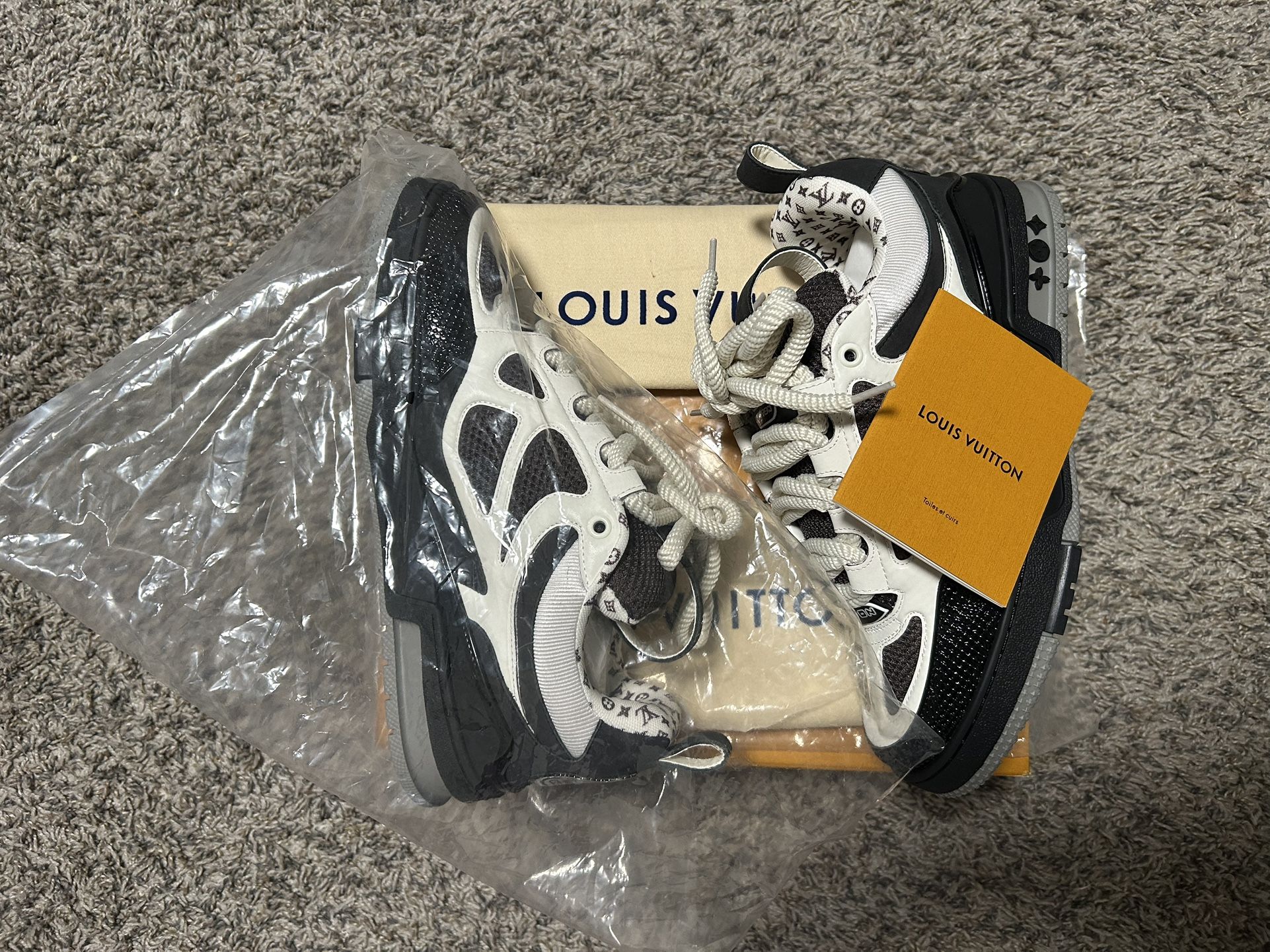 LV SKATES SIZE 10/11