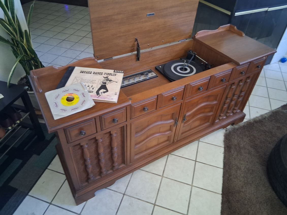 Zenith. Antique Record player/ with Eight Track & AM/FM Radio