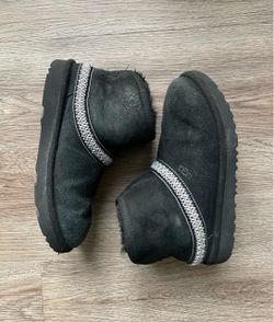 Toddler Girls Size 1 UGG Classic Mini Crescent Boot Black