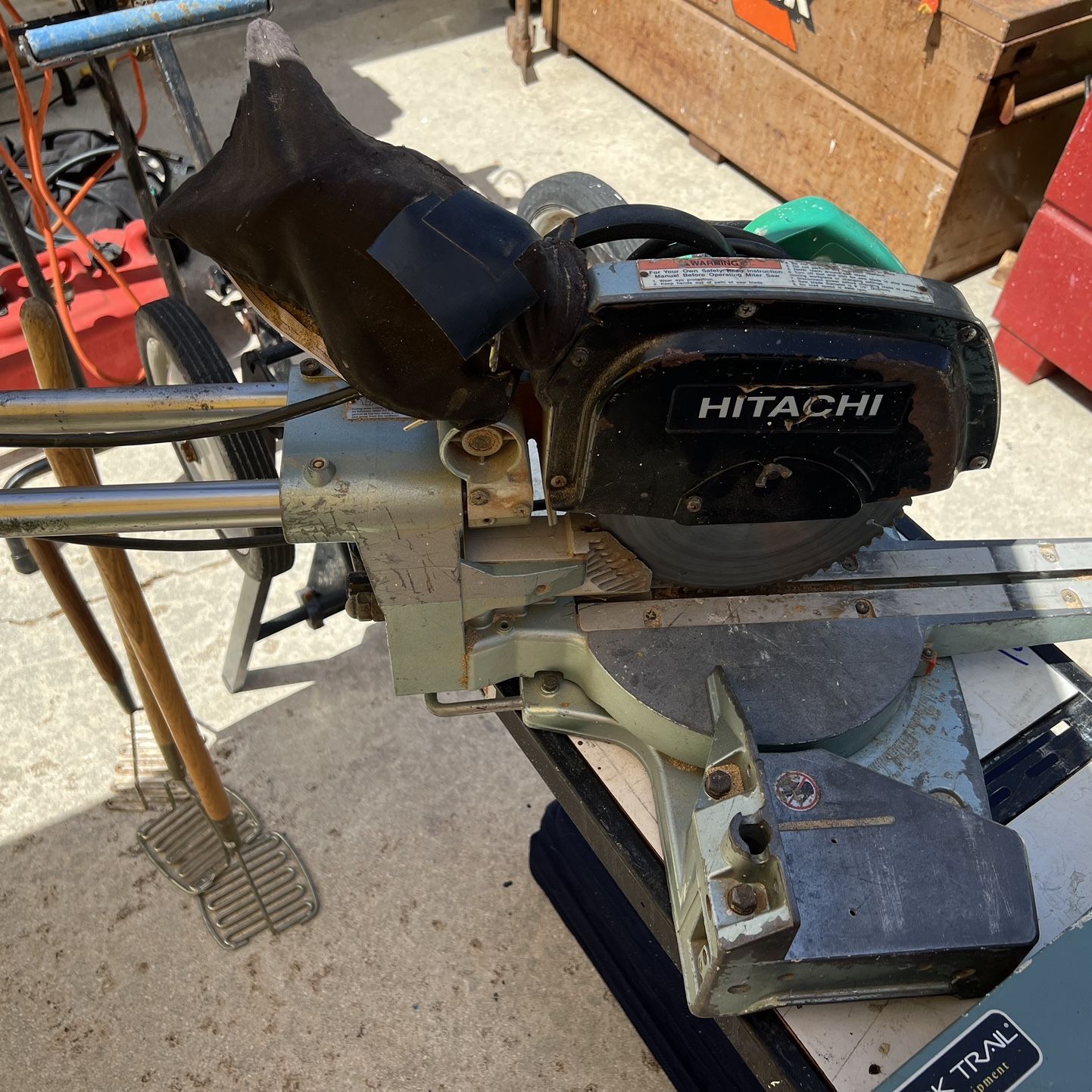 Hitachi C8FB2 9.5 Amp 8-1/2 Inch Sliding Compound Miter Saw for