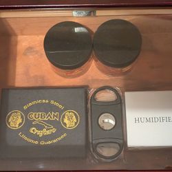 "Glass Top Cigar Humidifier with Sure Seal & Built In Hygrometer and lots of xtra item's"