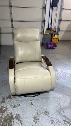 Rocker recliner, electric, leather, like by B new, rarely used