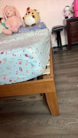 $40 solid hard wood full bedframe