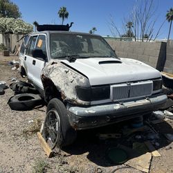 Isuzu Trooper (parts truck)