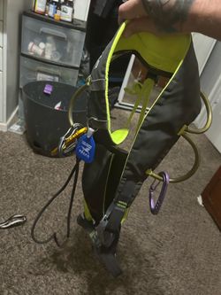 Rock Climbing Harness with Daisy chain and locking carribeaner