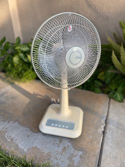 Selling a table top fan, 29”Tall 16”diameter fan