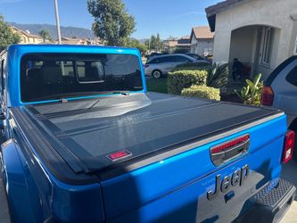 Tailgate jeep gladiator hydro blue