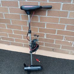 motor Guide electric trolling motor 52 lb thrust has extended Handel and its a long shaft has reverse and forward works great 