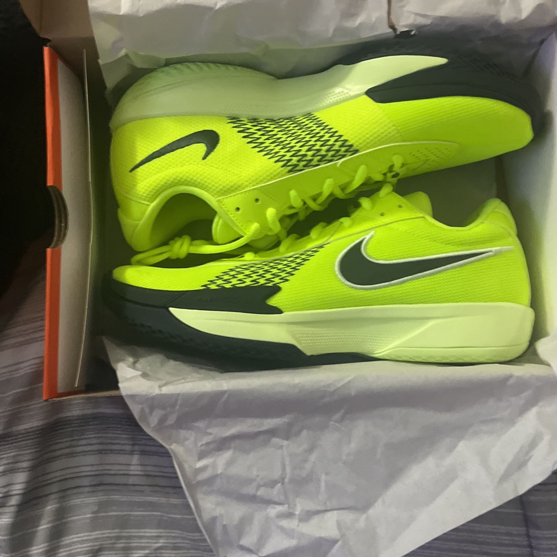 Basketball shoes