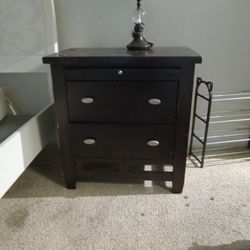 ETHAN ALLEN QAULITY NIGHT STAND WITH 2 DRAWERS AND VERY BEAUTIFUL AND ELEGANT 