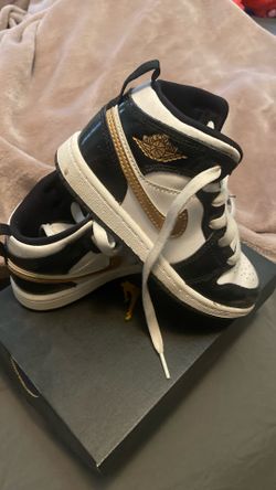 Jordan Black /metallic Gold 12c