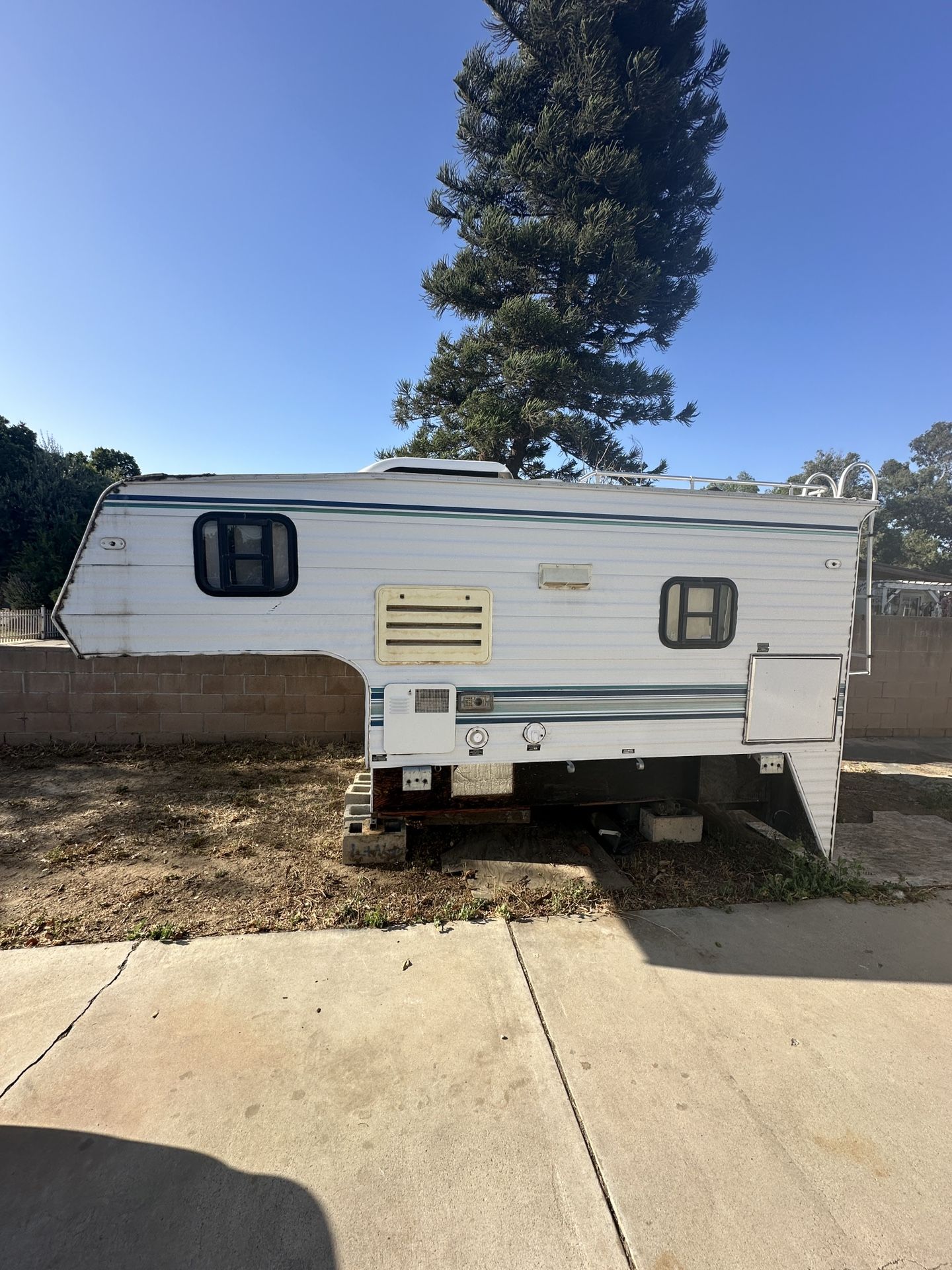 Cab Over Camper 8'